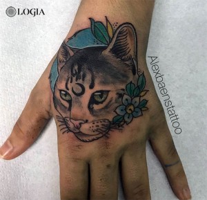 Tatuaje gato en la mano Alex Baens